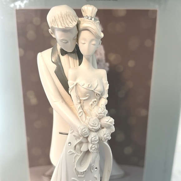 🆕Gina Free-hill collection Wedding EMBRACE CAKE TOPPER Polyresin Bride Groom - Picture 1 of 13